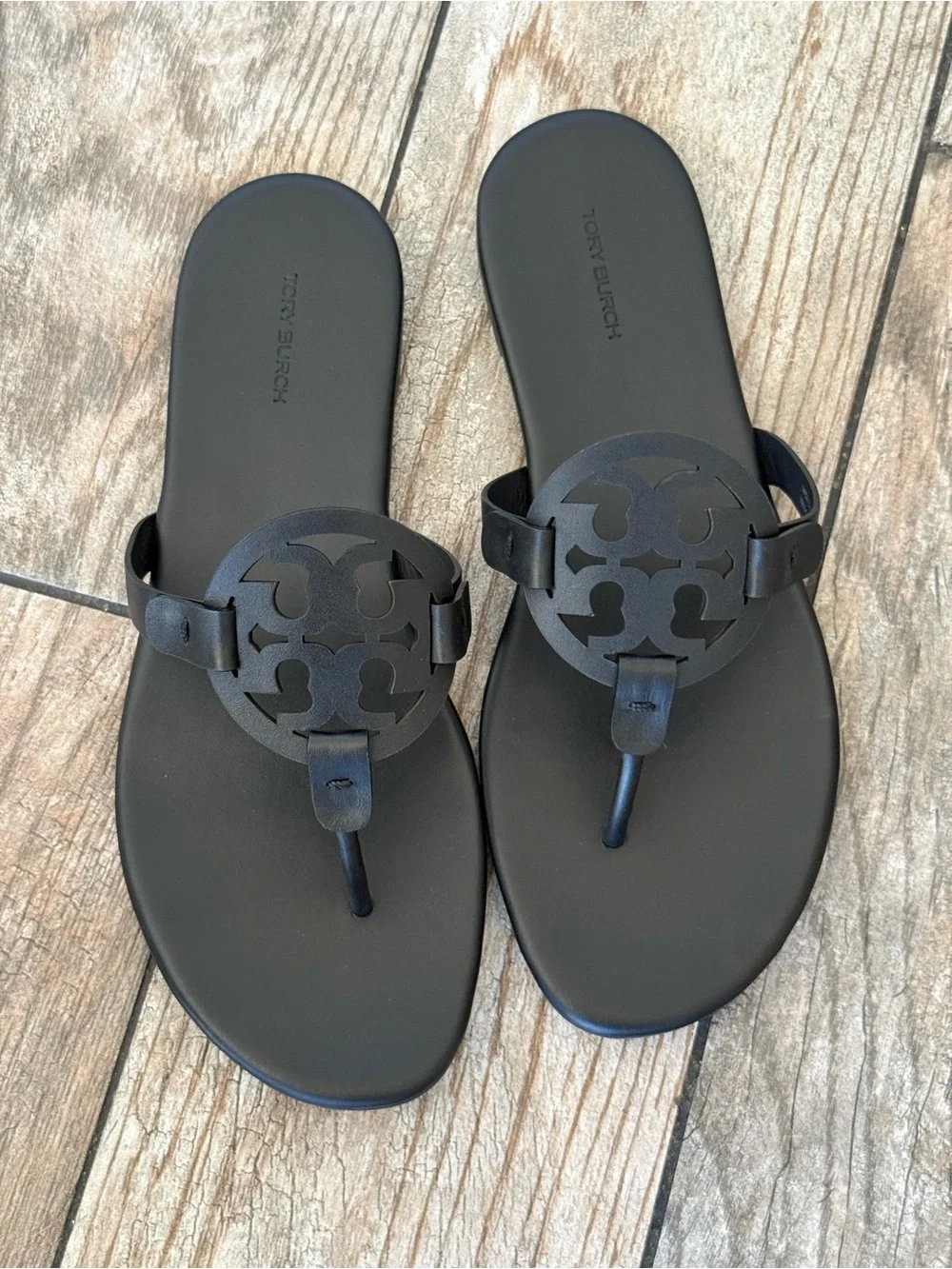 New Tory Burch Black calf Leather Logo Thong Sandals in black